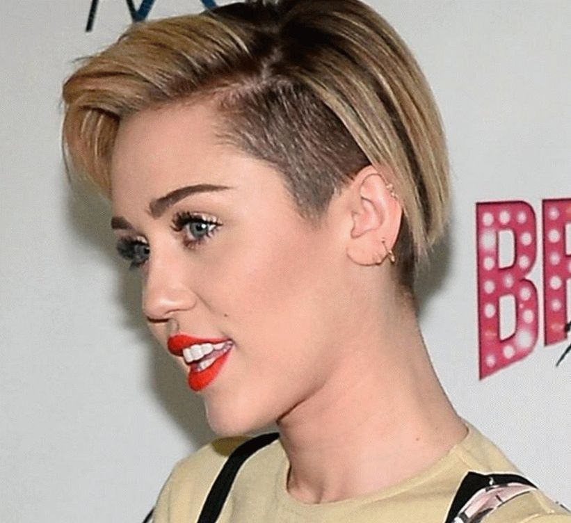 Miley Cyrus con una parte temporale rasata della testa