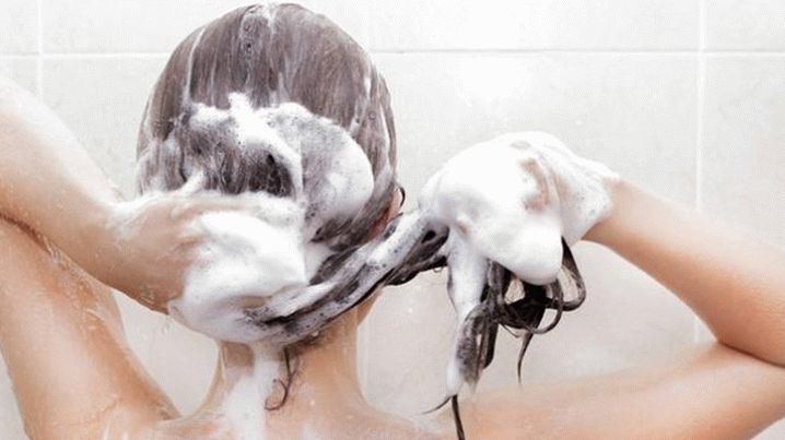 Come lavare i capelli meno spesso?