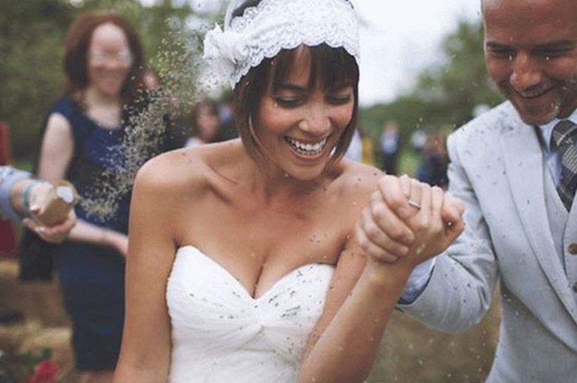 acconciature da sposa 2016 per capelli corti con un velo, con fiori, un diadema