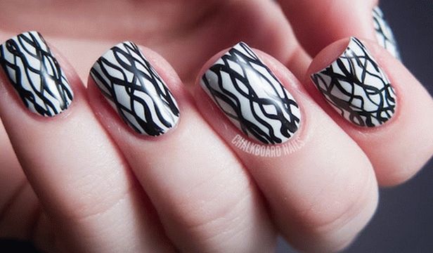 Manicure per unghie corte - strisce bianche e nere