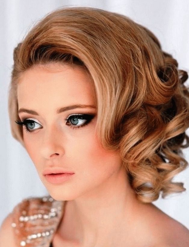 Belle acconciature per capelli medi con riccioli