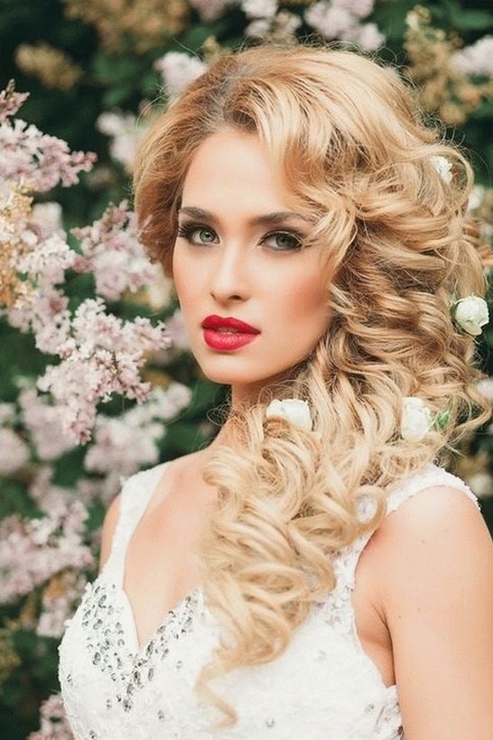 Acconciatura da sposa per capelli lunghi