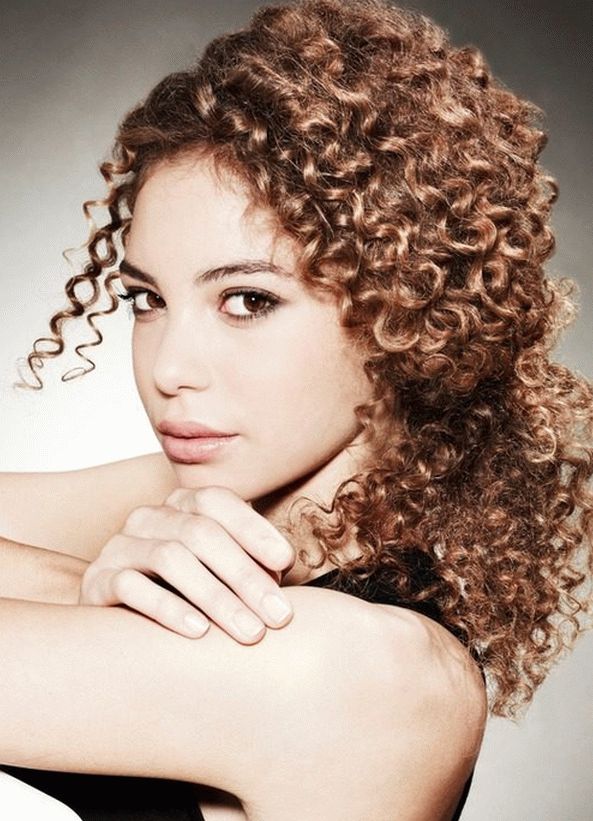 Acconciature per capelli medio ricci