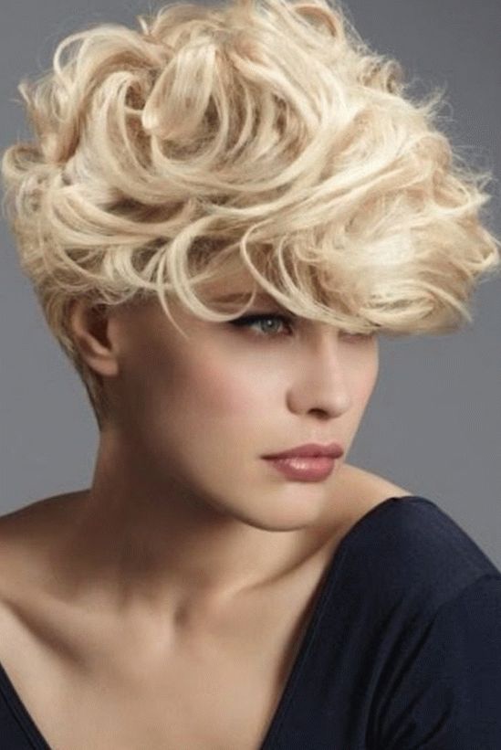 Taglio di capelli corto e riccioli