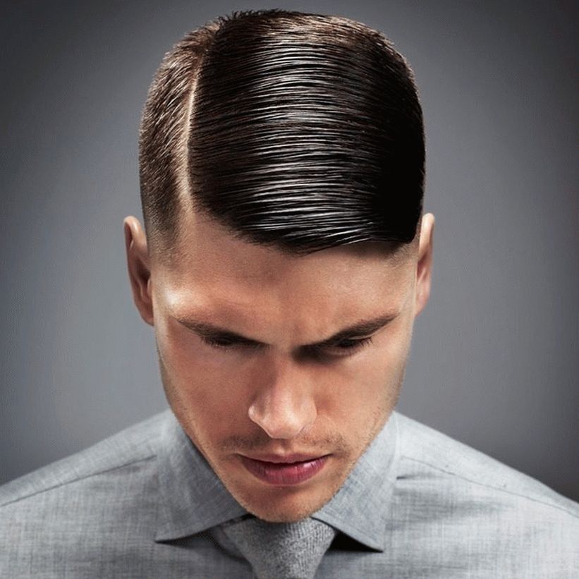 Taglio di capelli maschile con separazione