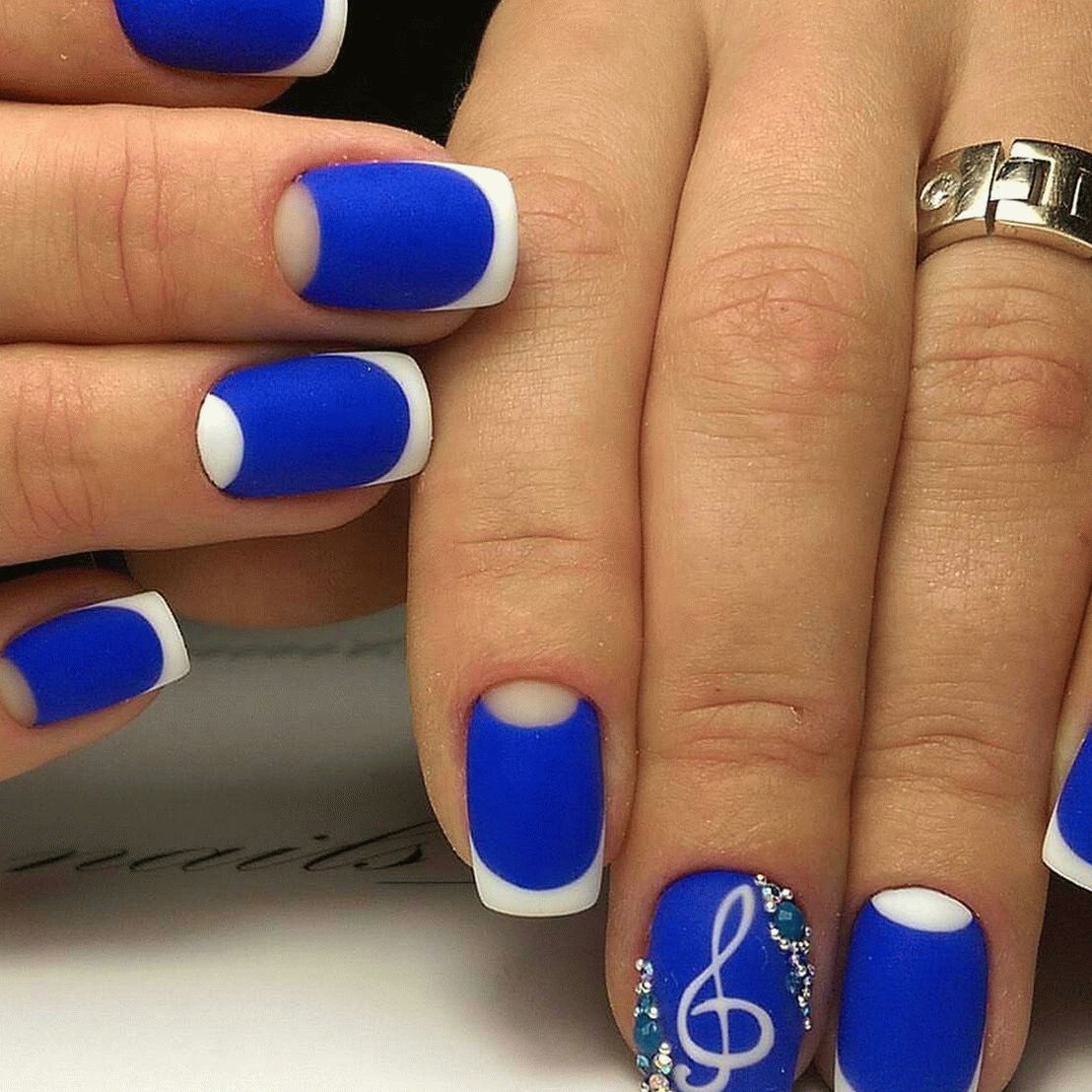 elegante design delle unghie blu-bianco luna