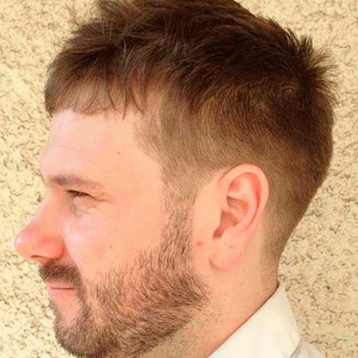 Acconciatura da uomo con bordi rasati