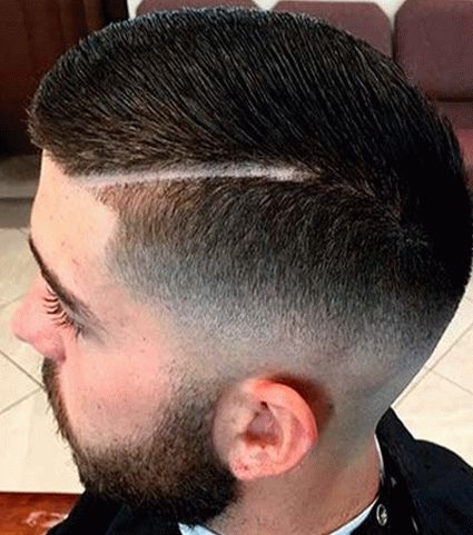 Acconciature maschili con aste rasate e una nuca