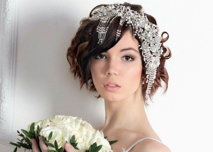acconciature da sposa 2016 per capelli corti con un velo, con fiori, un diadema