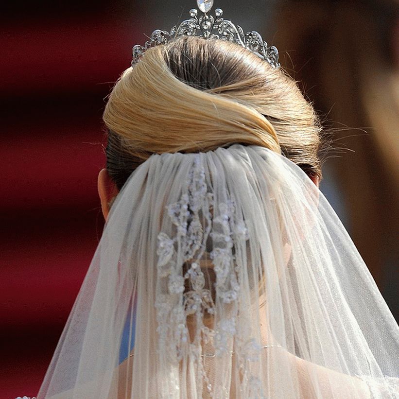 Acconciature da sposa con una corona in testa