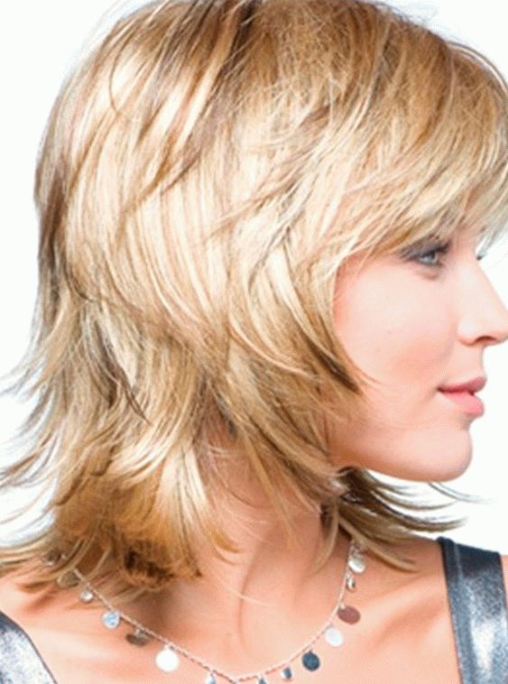 Hairstyle Cascade (scaletta) con frangia per capelli ricci