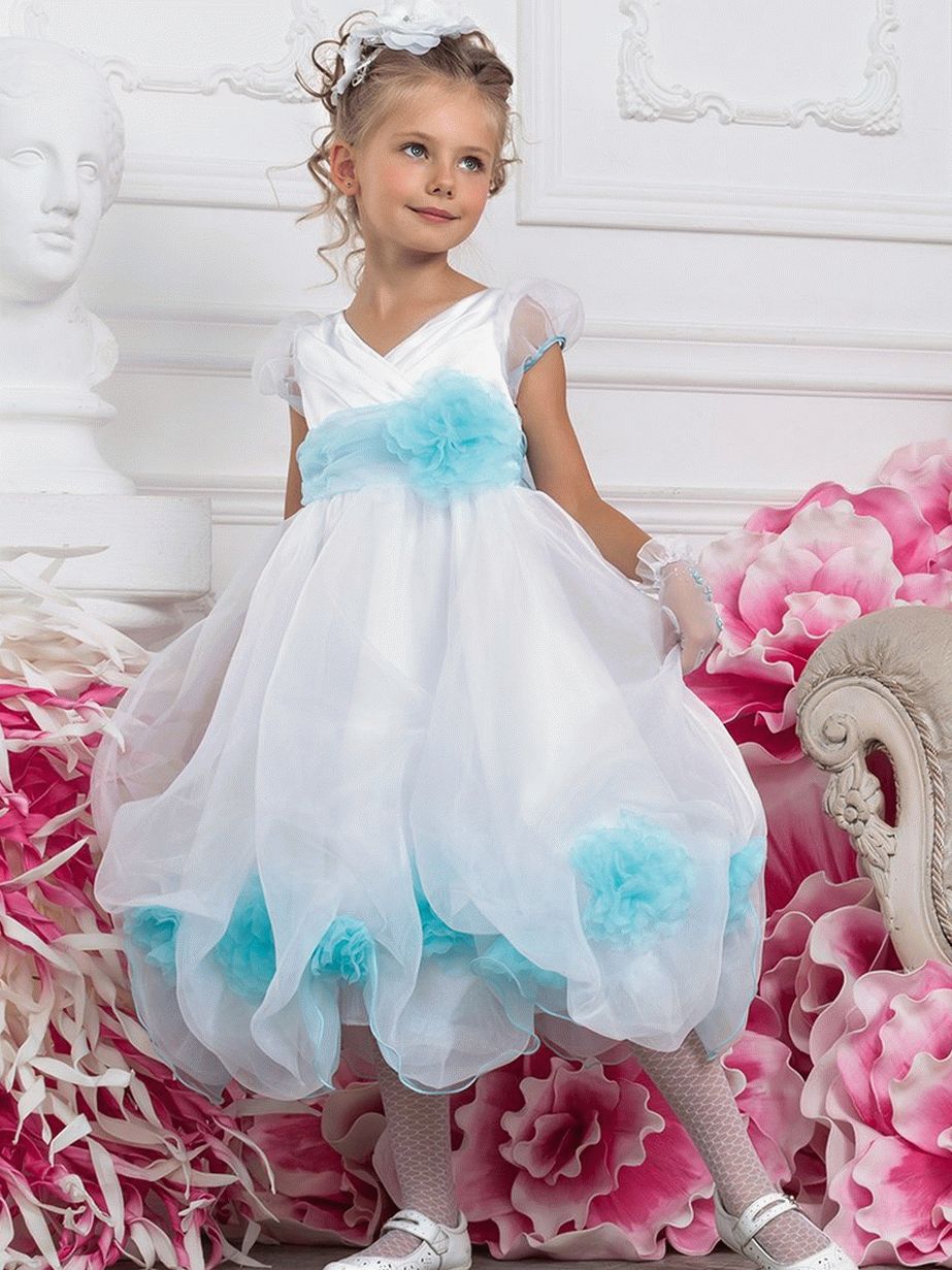 delicato vestito blu e bianco per una bambina al ballo