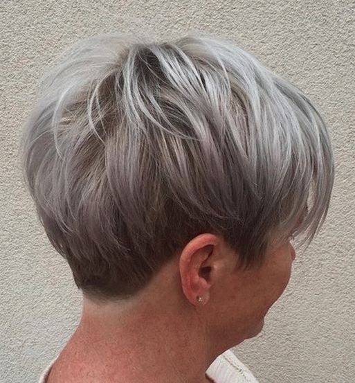 Colore dei capelli grigio chiaro