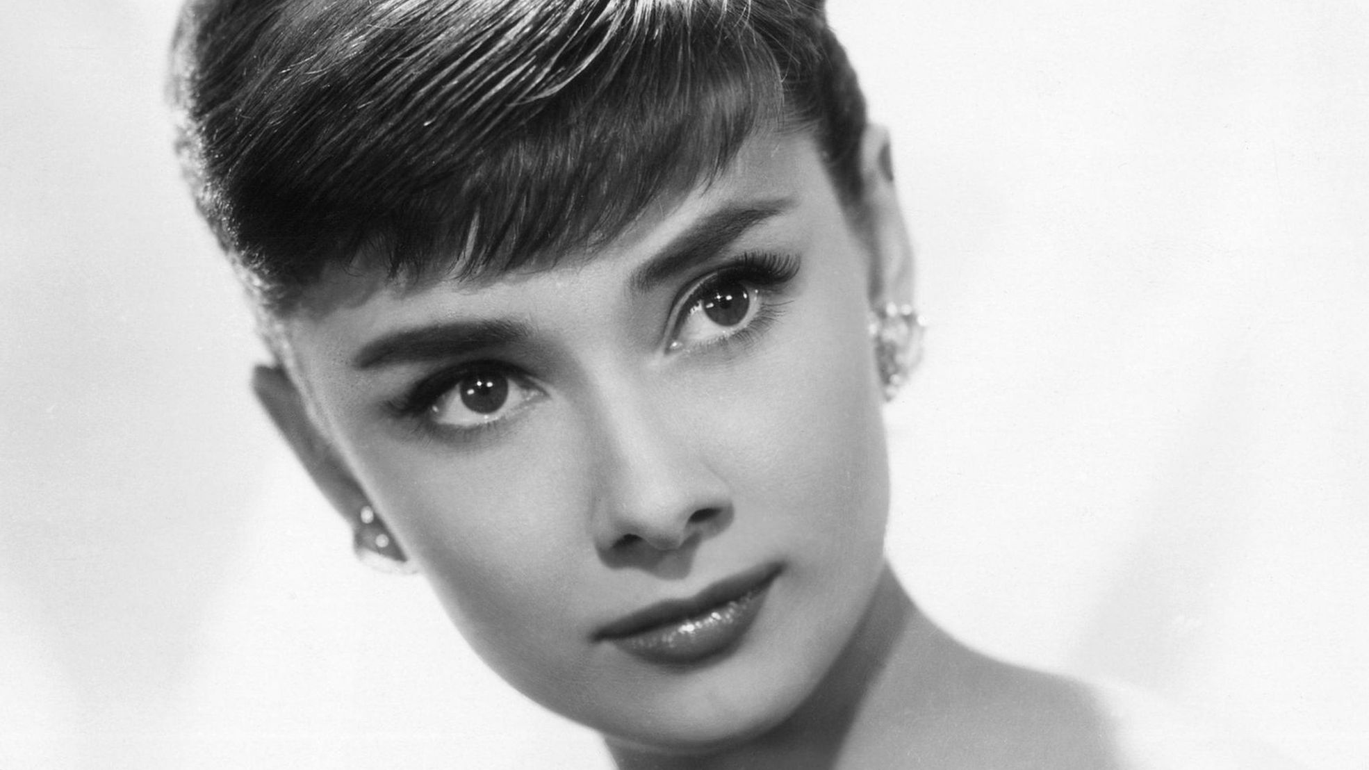 Acconciatura Audrey Hepburn per cigolii capelli corti