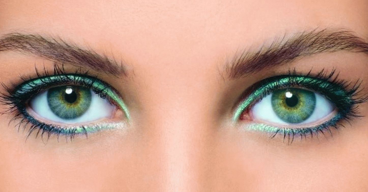 Eyeliner smeraldo per il nuovo anno 2018