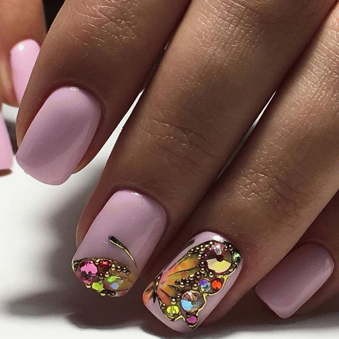manicure rosa laurea con farfalla